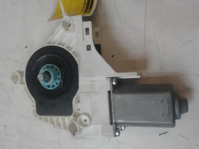 Door window motor Audi Q3