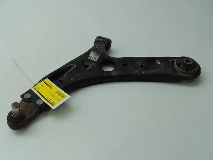 Front wishbone, left Kia Cee'D