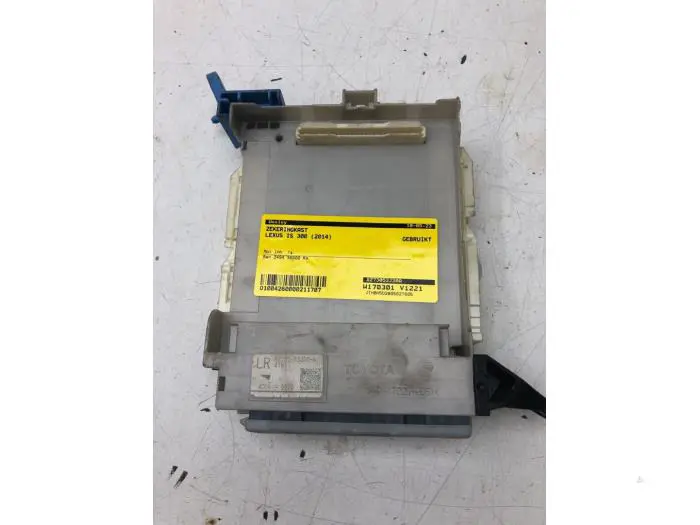 Fuse box Lexus IS 300