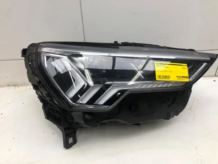 Headlight, right Audi Q3